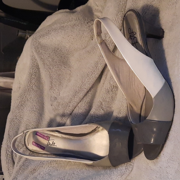 Life Stride heels, size 8 1/2, Grey and white - Picture 2 of 4